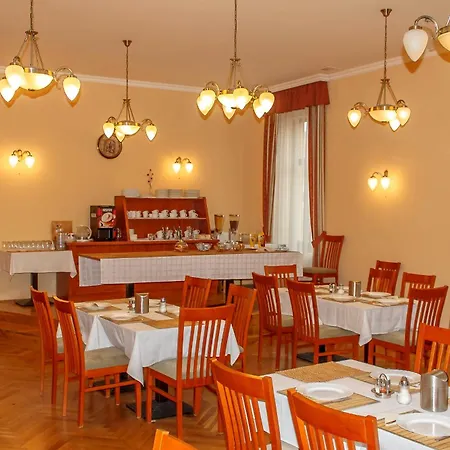 Pannon Hotel Maganparkoloval, With Private Parking Lot, Bejelentkezes 20 Oraig,Check-In Until 20 O'Clock Mohacs