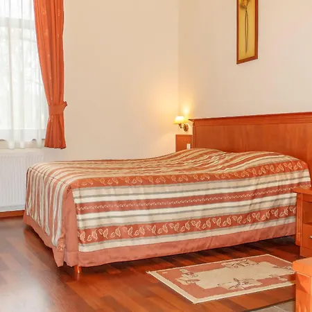 Pannon Hotel Maganparkoloval, With Private Parking Lot, Bejelentkezes 20 Oraig,Check-In Until 20 O'Clock