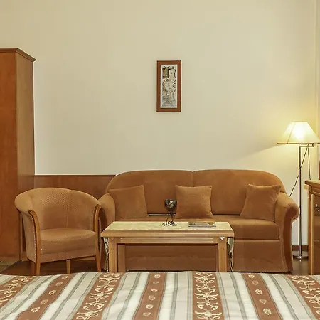 Pannon Hotel Maganparkoloval, With Private Parking Lot, Bejelentkezes 20 Oraig,Check-In Until 20 O'Clock Mohacs