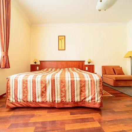 Pannon Hotel Maganparkoloval, With Private Parking Lot, Bejelentkezes 20 Oraig,Check-In Until 20 O'Clock