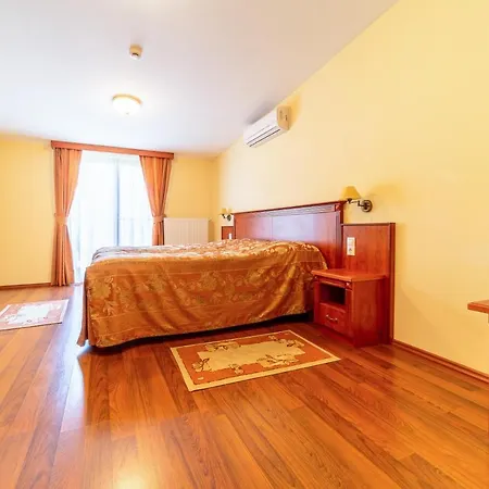 Pannon Hotel Maganparkoloval, With Private Parking Lot, Bejelentkezes 20 Oraig,Check-In Until 20 O'Clock