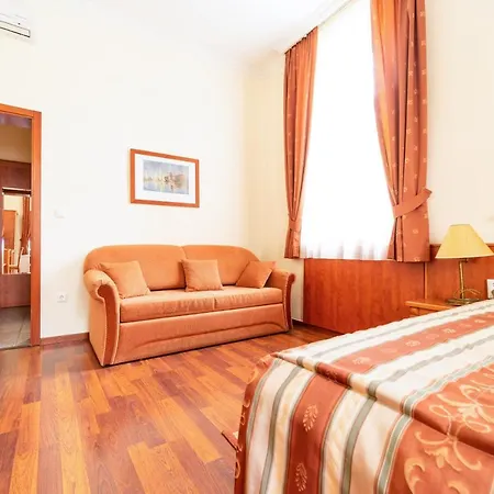 Hotel Pannon Hotel Maganparkoloval, With Private Parking Lot, Bejelentkezes 20 Oraig,Check-In Until 20 O'Clock