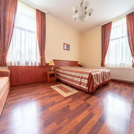 Pannon Bejelentkezes 20 Oraig, Check-in Until 20 O'clock, Einchecken Bis 20 Uhr Mohács
