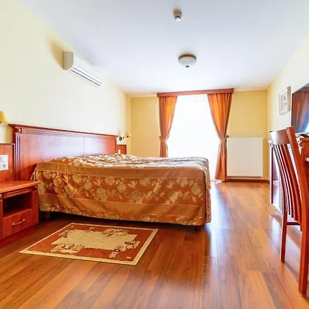 Pannon Hotel Maganparkoloval, With Private Parking Lot, Bejelentkezes 20 Oraig,Check-In Until 20 O'Clock Hotel