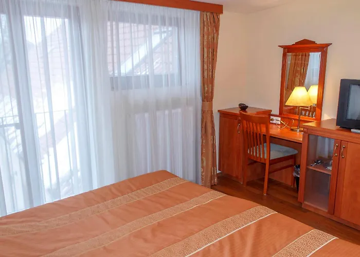 Pannon Bejelentkezes 20 Oraig, Check-in Until 20 O'clock, Einchecken Bis 20 Uhr Mohács