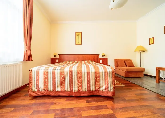 Pannon Bejelentkezes 20 Oraig, Check-in Until 20 O'clock, Einchecken Bis 20 Uhr