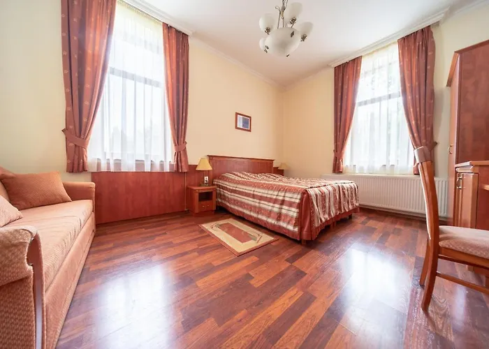 Pannon Bejelentkezes 20 Oraig, Check-in Until 20 O'clock, Einchecken Bis 20 Uhr Mohács
